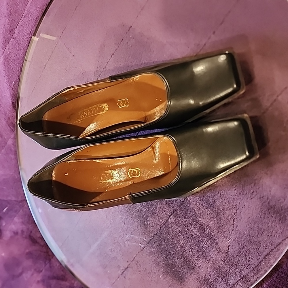 Vintage leather pumps